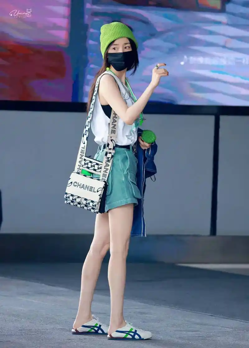 穿短袖戴绿帽子素颜惊艳机场,大长腿太辣了_绿色_效果_造型