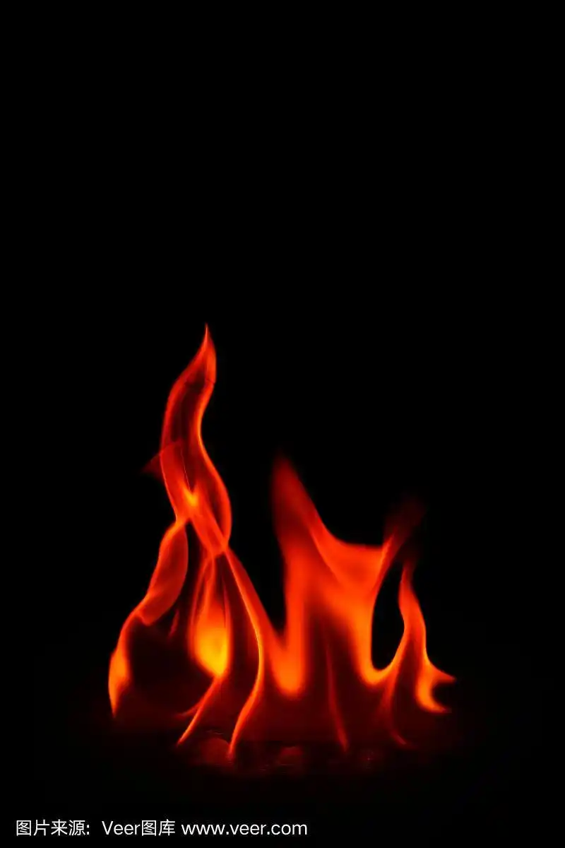火焰在黑色背景上燃烧