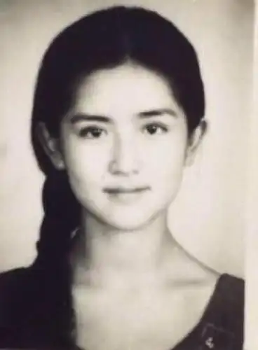 主持人谢娜大学时期旧照曝光 浓眉大眼气质不凡