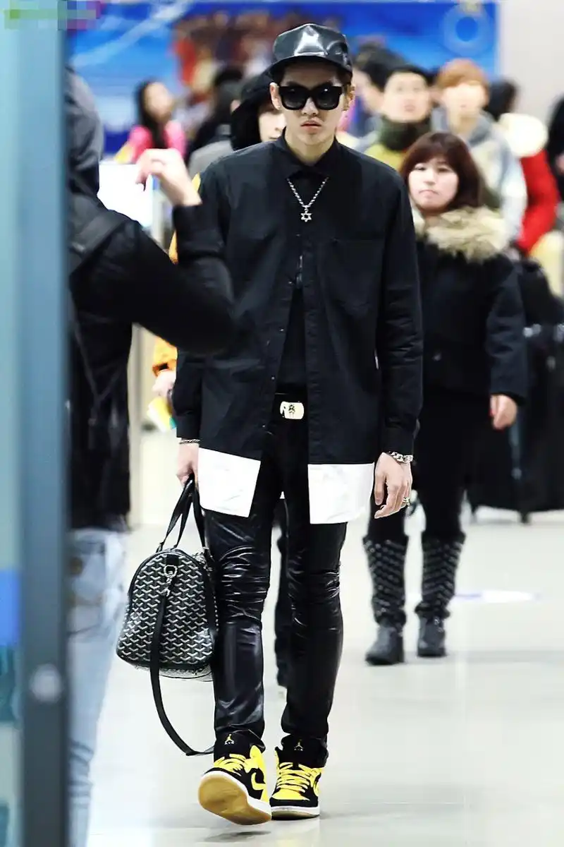 【星衣神探】吴亦凡生日秀街拍 腿长就爱长下摆