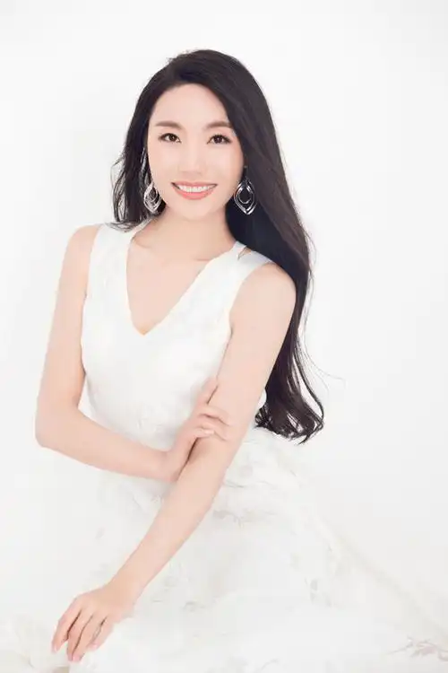 桑婷婷桑玉立推出新作中国我爱你