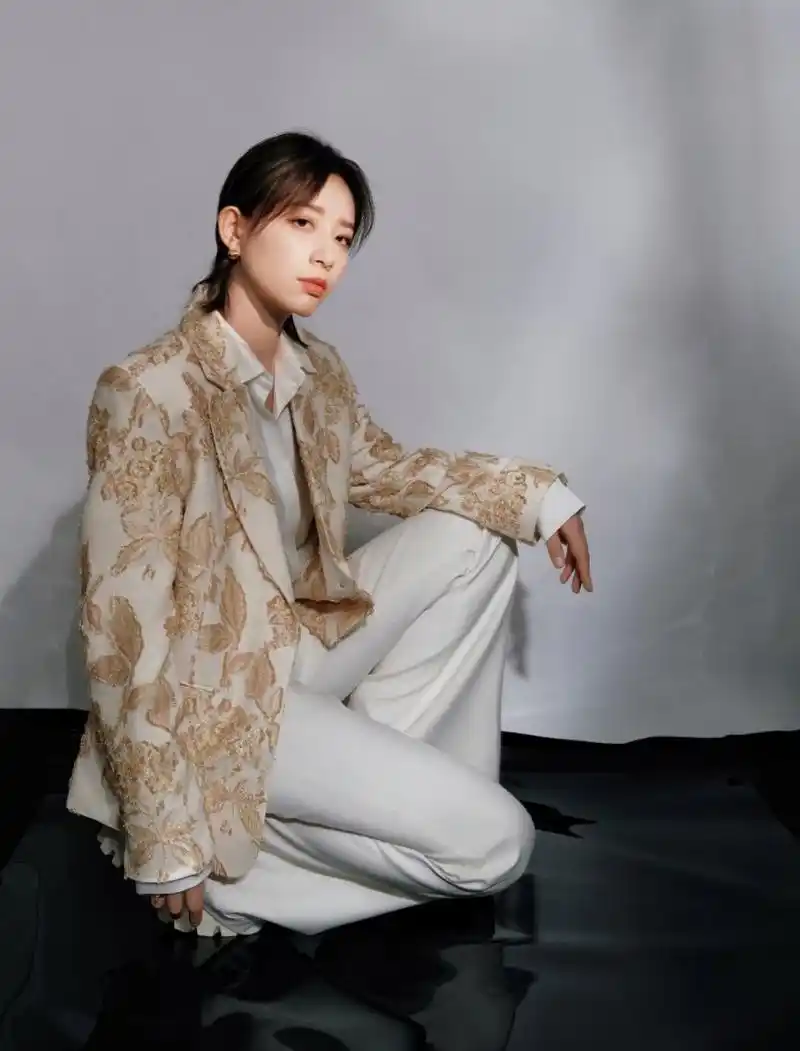 李斯丹妮日常彩蛋掉落# 精美刺绣外套,潇洒翩然国风佳人74今晚21