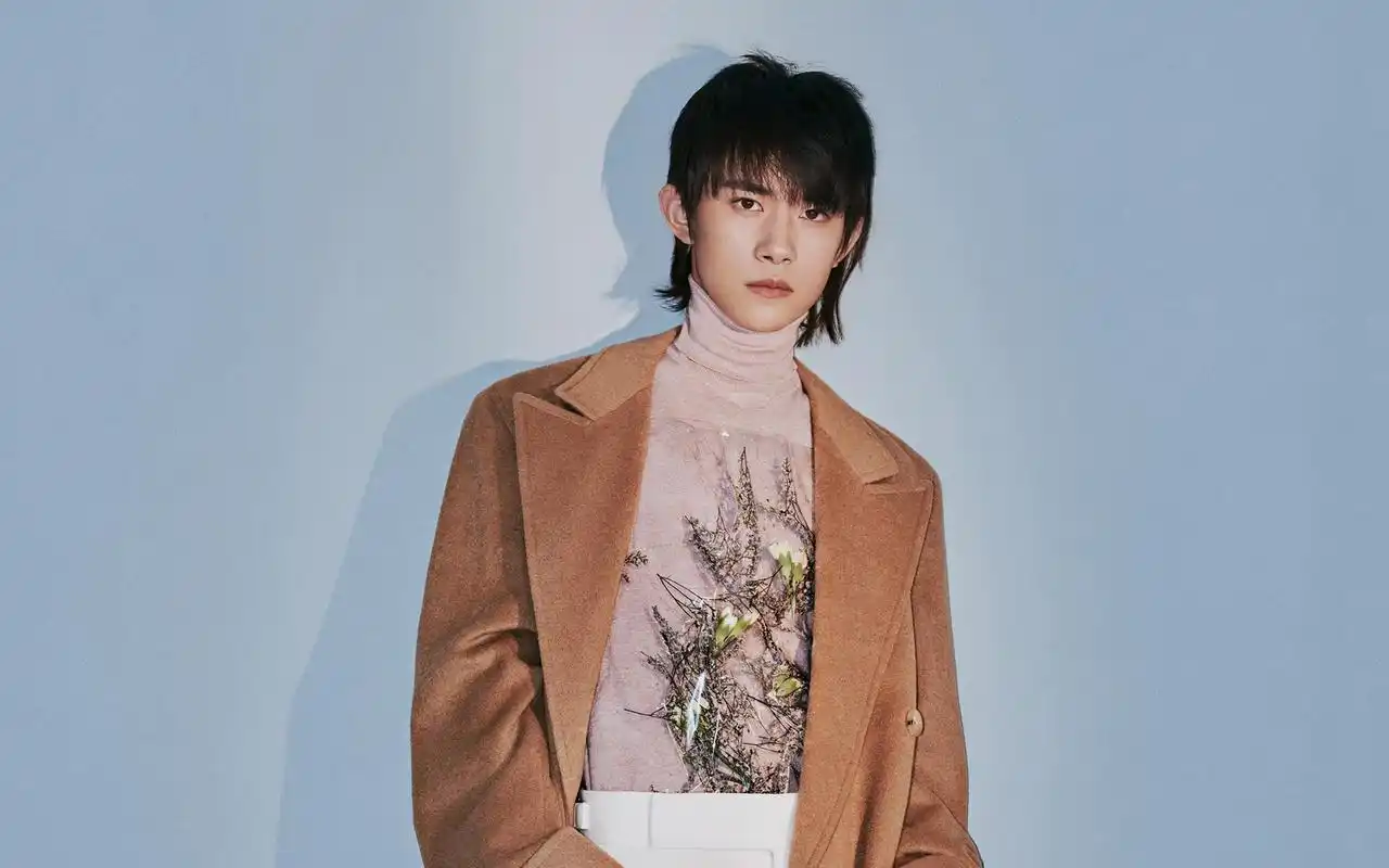 易烊千玺中长发个性帅气写真图片壁纸