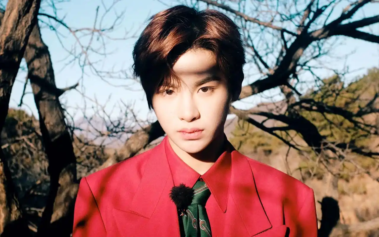 黄明昊慵懒街拍图片桌面壁纸