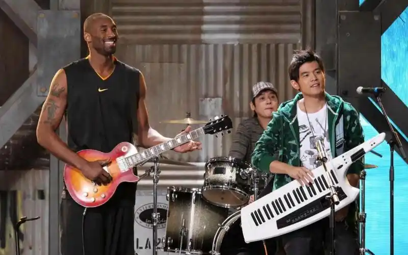 无与伦比:周杰伦第一次在演唱会哭了,粉丝现场点歌《枫》怀念科比!