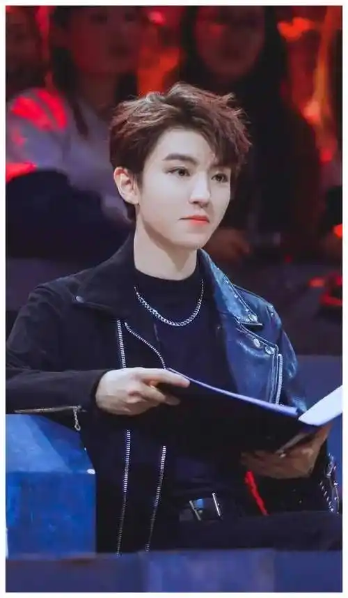 王俊凯恋爱传闻疑云,与经纪人杨柳恋情曝光!_明星_形象_公众