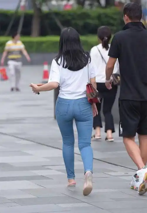 原创宽臀型女生偏爱牛仔裤搭配美的惬意又清新好看又自信