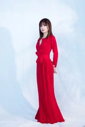 赵薇红裙亮相金鸡奖闭幕式美艳动人灵气十足