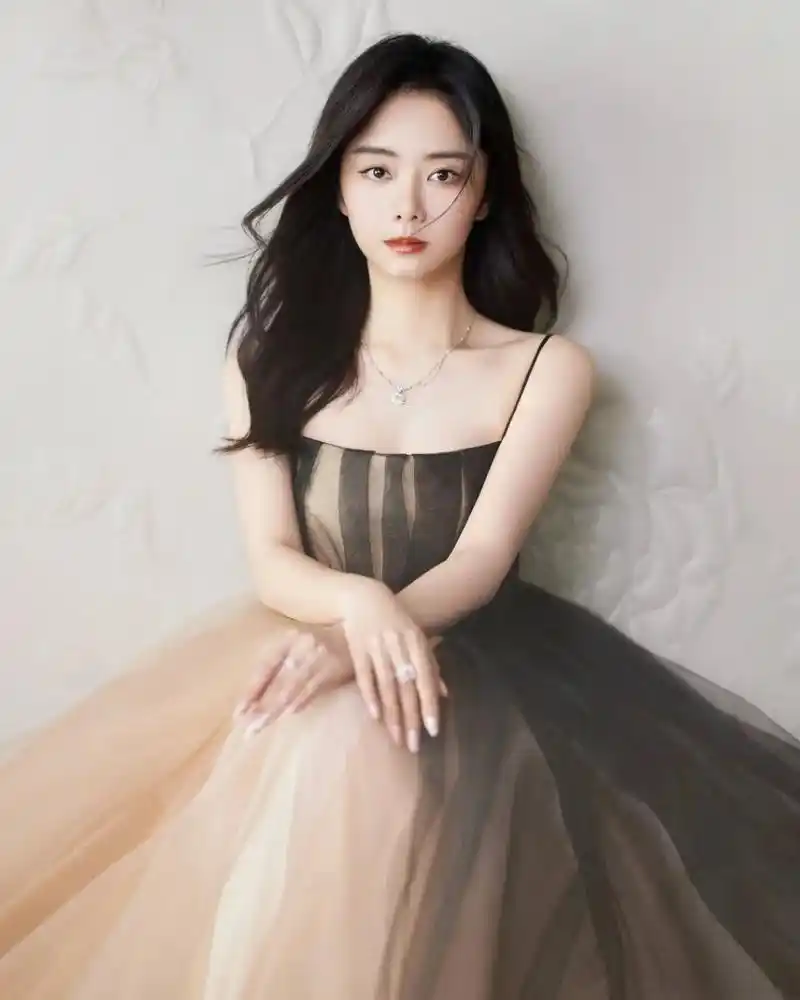 #谭松韵# 一抹暗金抹胸礼服,又甜又美!