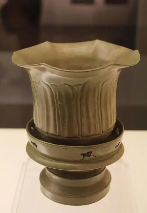 越窑青釉莲花形尊【北宋】