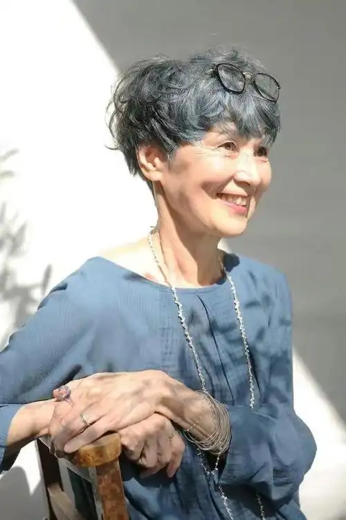 女人过了60岁,发型选这3种"贵妇卷"才显气质,有白发更高级