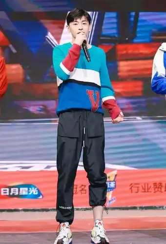 小鬼王嘉尔的休闲运动裤不运动也能cool