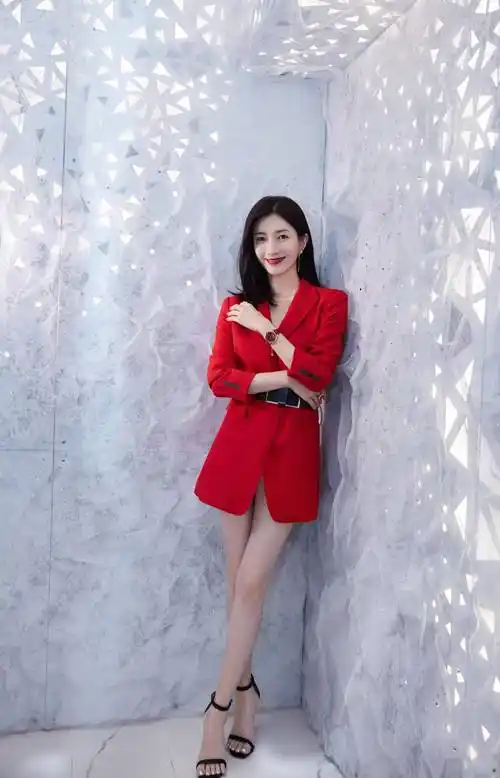 江疏影深v礼裙出席晚会,高时尚露时尚长腿,护身材动作多_气息_演技