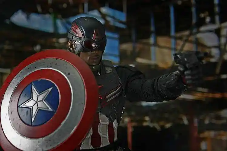 复4之后 猎鹰山姆接过老年的美队交予的盾牌 成为了第二代队长 自己