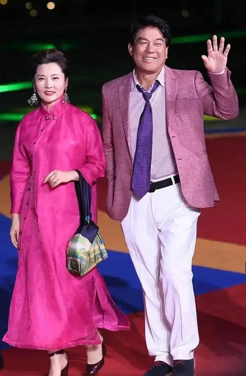 何赛飞罕见全家福老公穿格子衬衫似学生儿子五官像妈妈