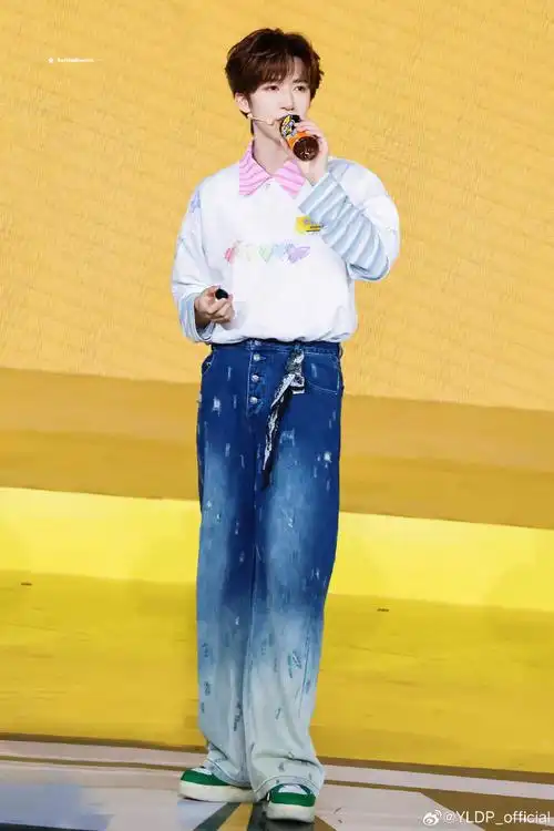 时代少年团-贺峻霖身穿yldp彩绘爱心短袖t恤,绚丽色彩与涂鸦印花敲铑