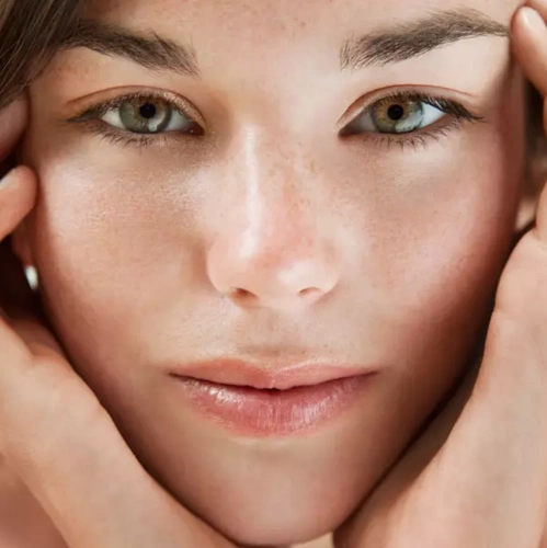 混合性皮肤:t区(额,鼻,口周,下巴)呈油性,眼部及脸颊(u区)呈干性.