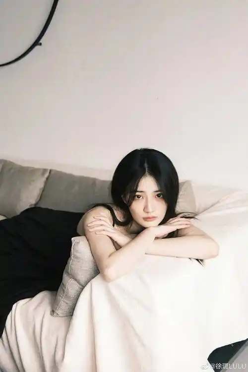 徐璐晒温柔居家照 穿吊带黑裙又纯又欲 与爱狗合照画面温馨治愈_沙发