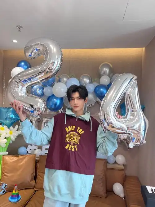 今天是可可爱爱的寿星祝小翟生日快乐 事事顺心@翟潇闻