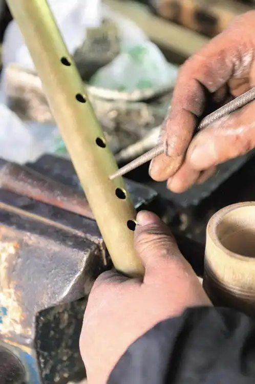 图文:孔小林的铜笛是自制的