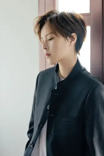 杨芸晴超话无论是中山装立领的挺拔守正,还是天空印花外套映照阳光