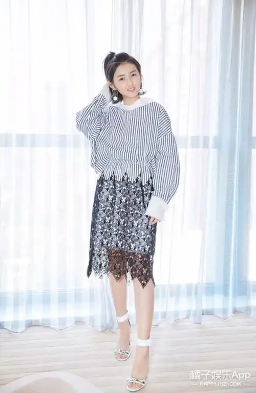 张子枫出席新电影首映礼,身穿条纹上衣 蕾丝裙少女感十足