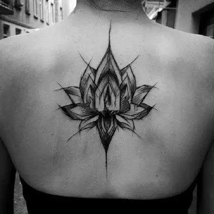 适合背部的黑灰线条纹身图案(3)