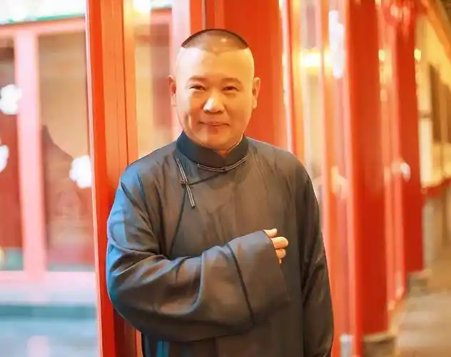 郭德纲一家现身墨尔本,8岁儿子未上学引质疑,被曝早已移民澳洲_家人