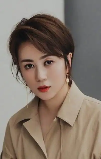 马丽成为我国首位票房破百亿女演员态度谦虚未来可期