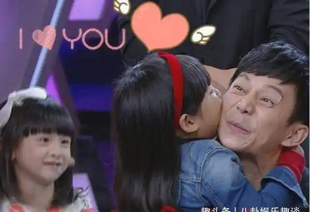 原创何炅女儿近照流出6岁搭戏周润发拍电影9岁已红遍全国