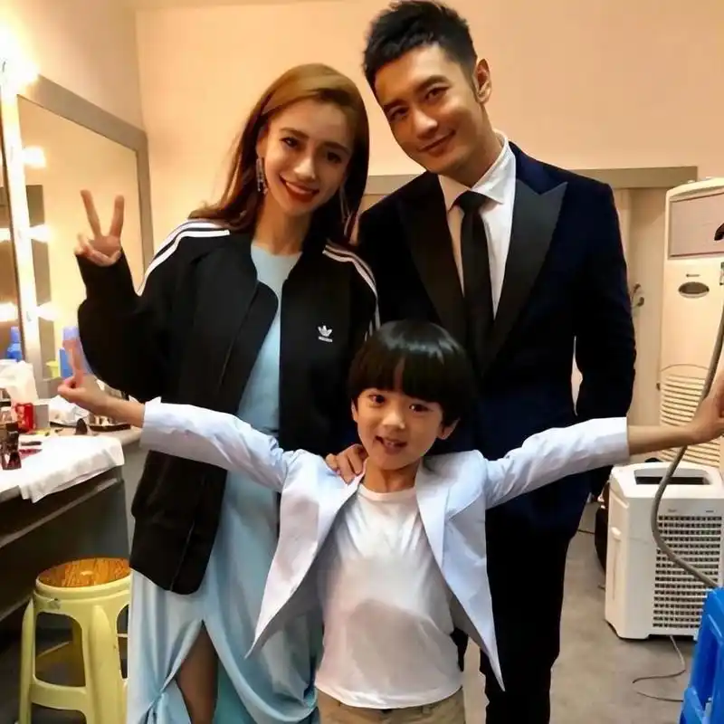 杨颖分享了她和黄晓明的儿子小海绵的照片给 杨颖分享了她和黄晓明的