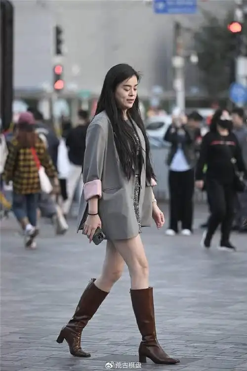 秋冬季节的长靴搭配过膝的好看还是不过膝更受欢迎呢