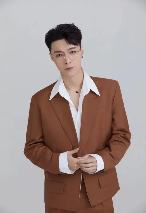 张艺兴焦糖色西装真是帅翻了