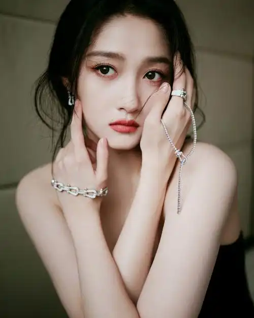 #关晓彤黑色丝绒羽毛裙##关晓彤第四套造型#