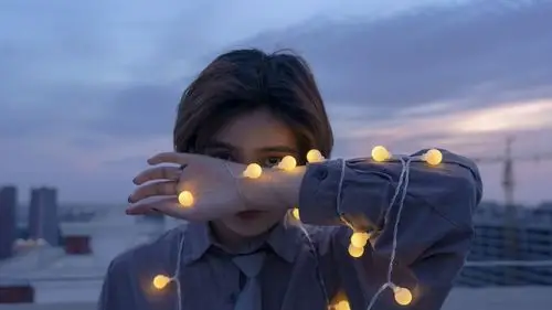 你身上的温柔是克莱因的蓝再加上莫奈的一点灰