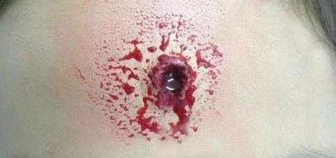 伤口刻画的更加逼真第六步:用黑色,红色油彩,血浆制造流血效果,这样枪