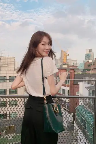 因为这个小姐姐,想要拥有这只jimmy choo 李圣经私服