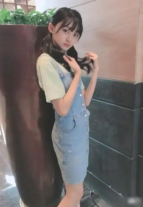 曲芷含这次出镜穿的牛仔裙是背带裙的款式,也是很受欢迎的穿搭造型了