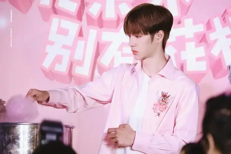 190526 彩虹糖品牌活动 @uniq-王一博 ✨粉… - 堆糖,美图壁纸兴趣