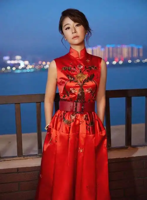 42岁林心如韵味十足,红色礼服嫩回24岁,网友:风采不减当年