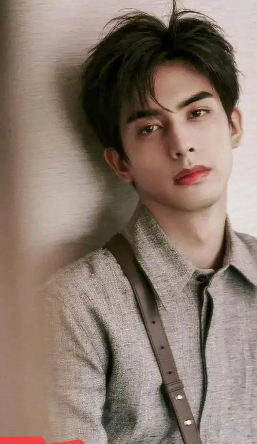 185的大长腿,加上绝美绝帅的五官,而且眉眼太浓颜系了,太好看了,简直