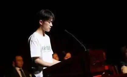 胡先煦搂易烊千玺搞怪合影,千玺戴帽略害羞,发言稿获称赞无数