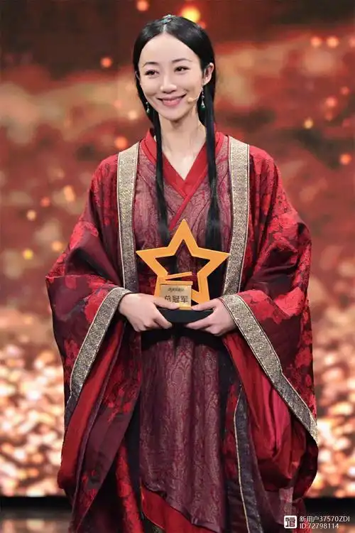 韩雪汉服展现古典美,一身红衣诠释虞姬凄美,犹如穿越而来的仙女