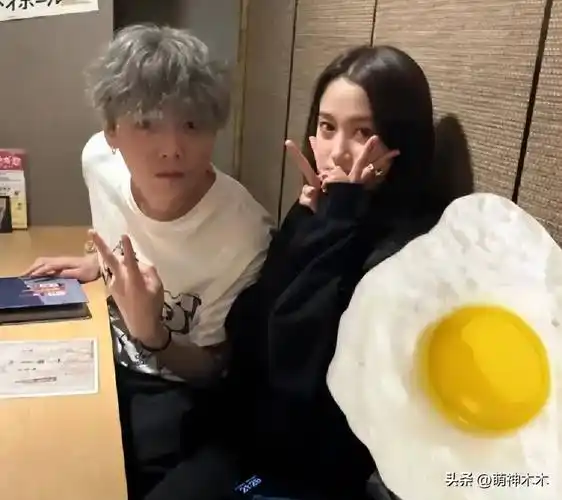 33岁鹿晗素颜近照曝光,脸部浮肿被质疑后遗症,网友:馒头化明显_关晓彤