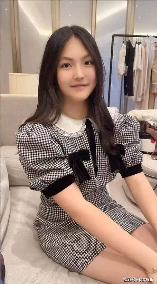 原创李湘15岁女儿回英国上学晒长发照成熟认不出与小时候判若两人