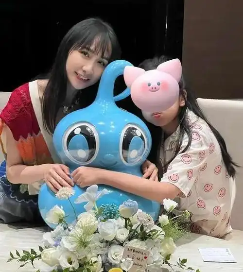 雷佳音疑似秘密生二胎美娇妻晒家庭合照母女俩颜值气质出众