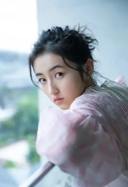 张子枫终于穿对了1次吊带裙露肩白衬衫真养眼气质瞬间上去