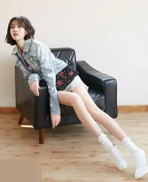 别人都踩15cm高跟鞋秀腿李溪芮只穿袜子就凹出2米长腿