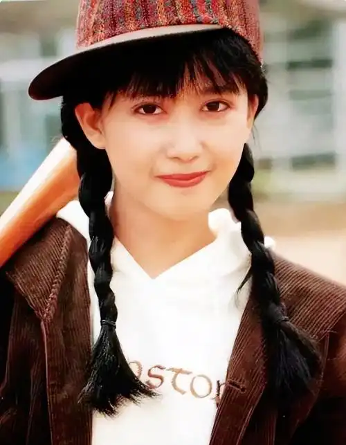 孟庭苇上世纪90年代,著名歌手孟庭苇红遍港台和内地,她演唱的《冬季到