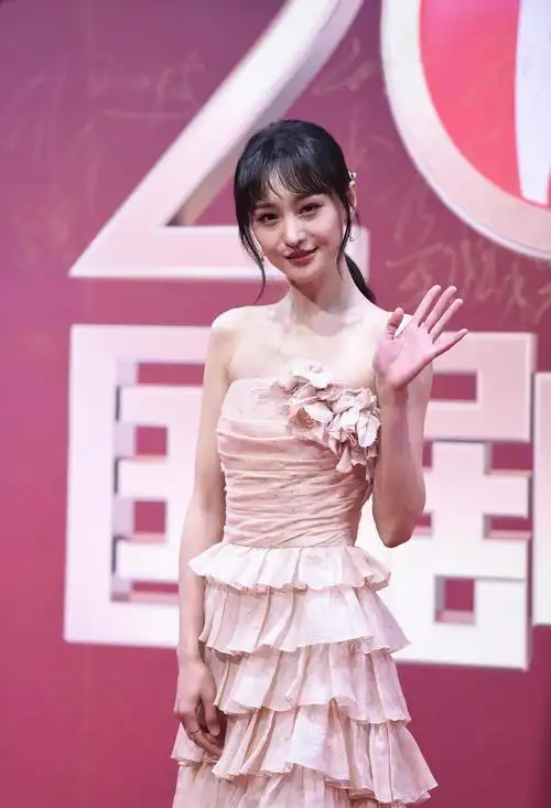 蕾丝衬衫配背心裙 甜美宫廷洛丽塔少女上线任达华黄景瑜破冰父子重聚